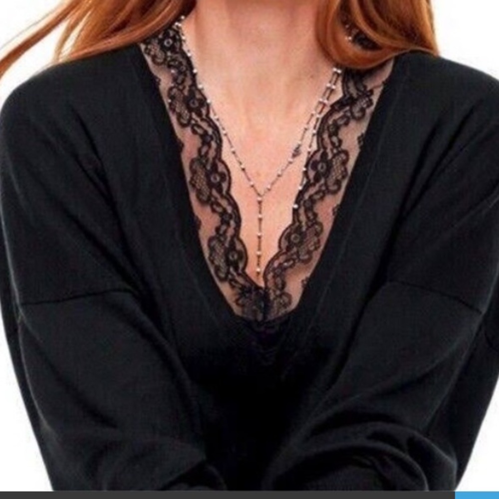 Beautiful summer weight V neck Cabi sweater